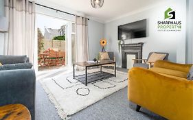 Beautiful 3 Bed House That Sleeps 6 Guests With Courtyard & Free Parking By Sharphaus Short Lets & Serviced Accommodation Management